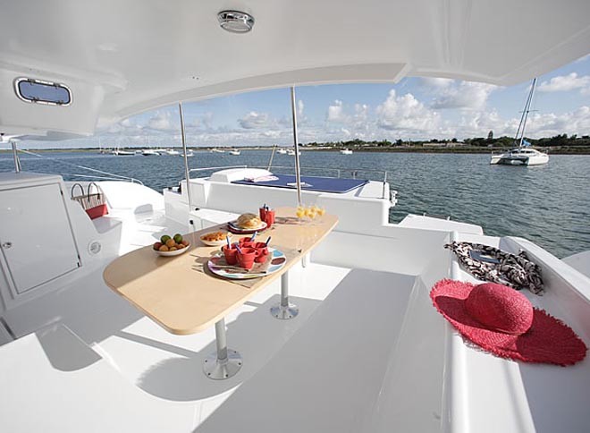 Salina 48 Evolution deck dining ©  SW